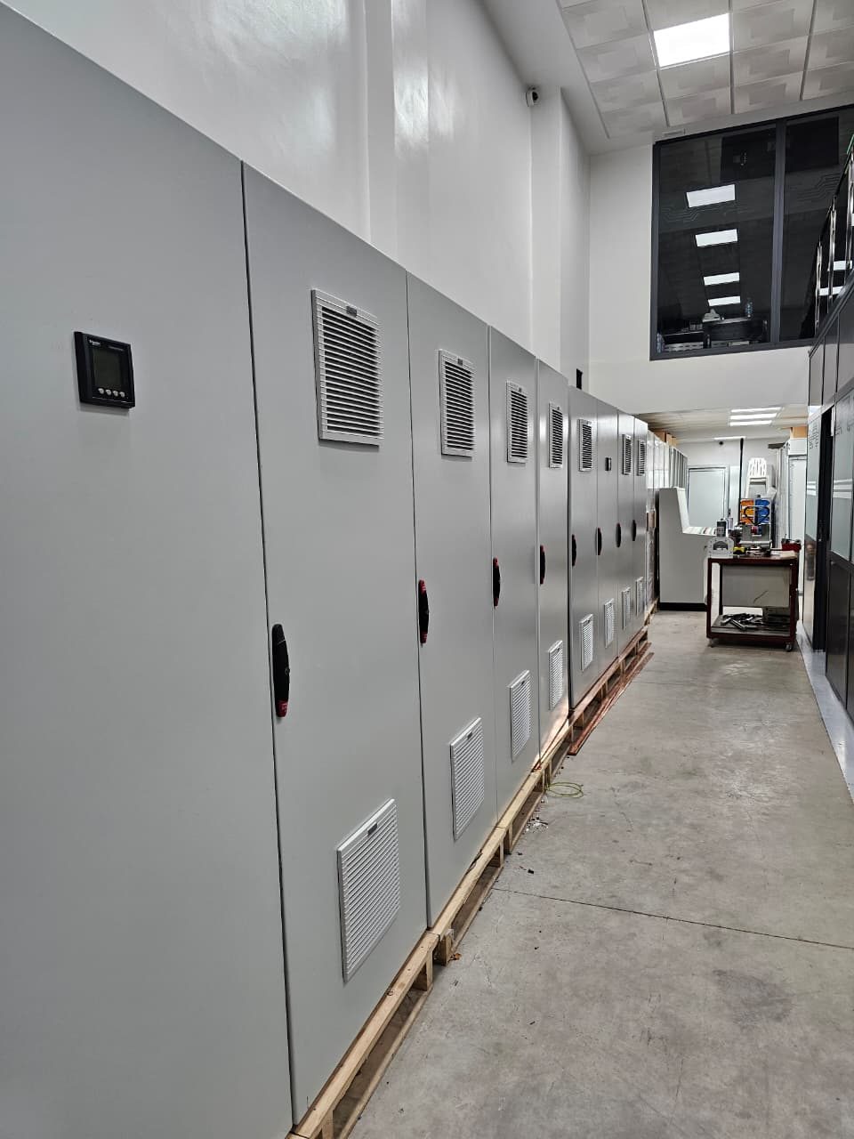 Rangée d'armoires électriques dans une salle technique
